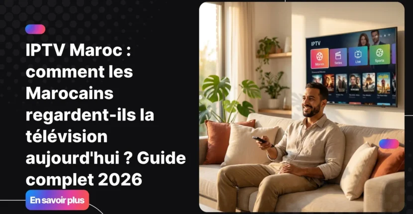 Homme marocain regardant la télévision en ligne IPTV Maroc depuis son salon moderne